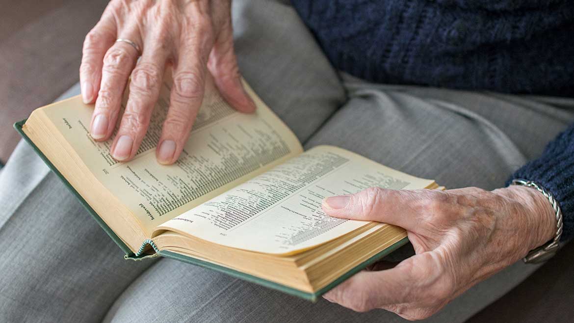 Anziani che leggono