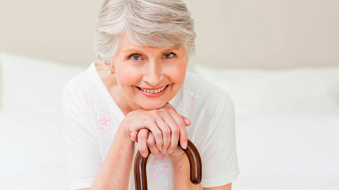 Donna anziana con bastone da passeggio