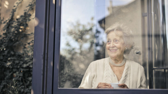 Invecchiare a casa, signora in casa